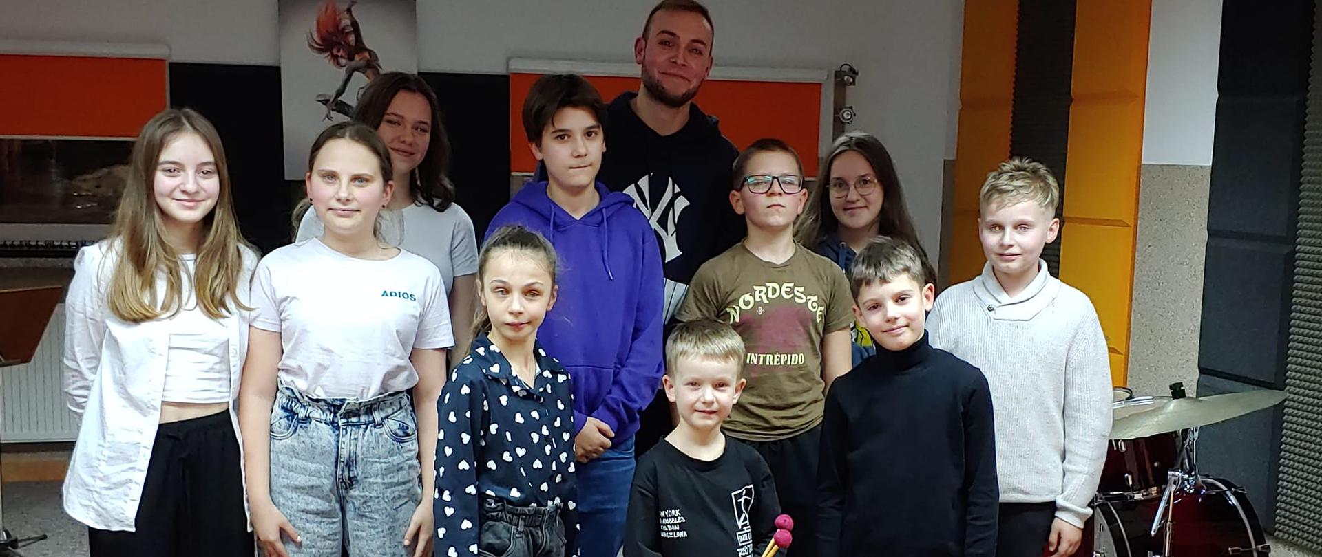 Zdjęcie grupowe uczniów klasy perkusji