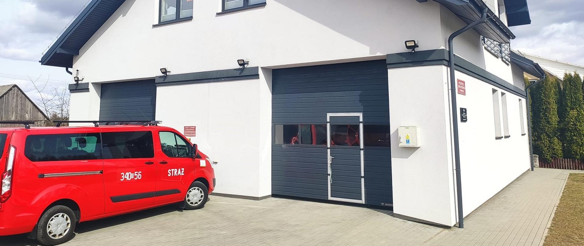 Zdjęcie obrazuje samochód strażacki i budynek OSP w Nowej Wsi