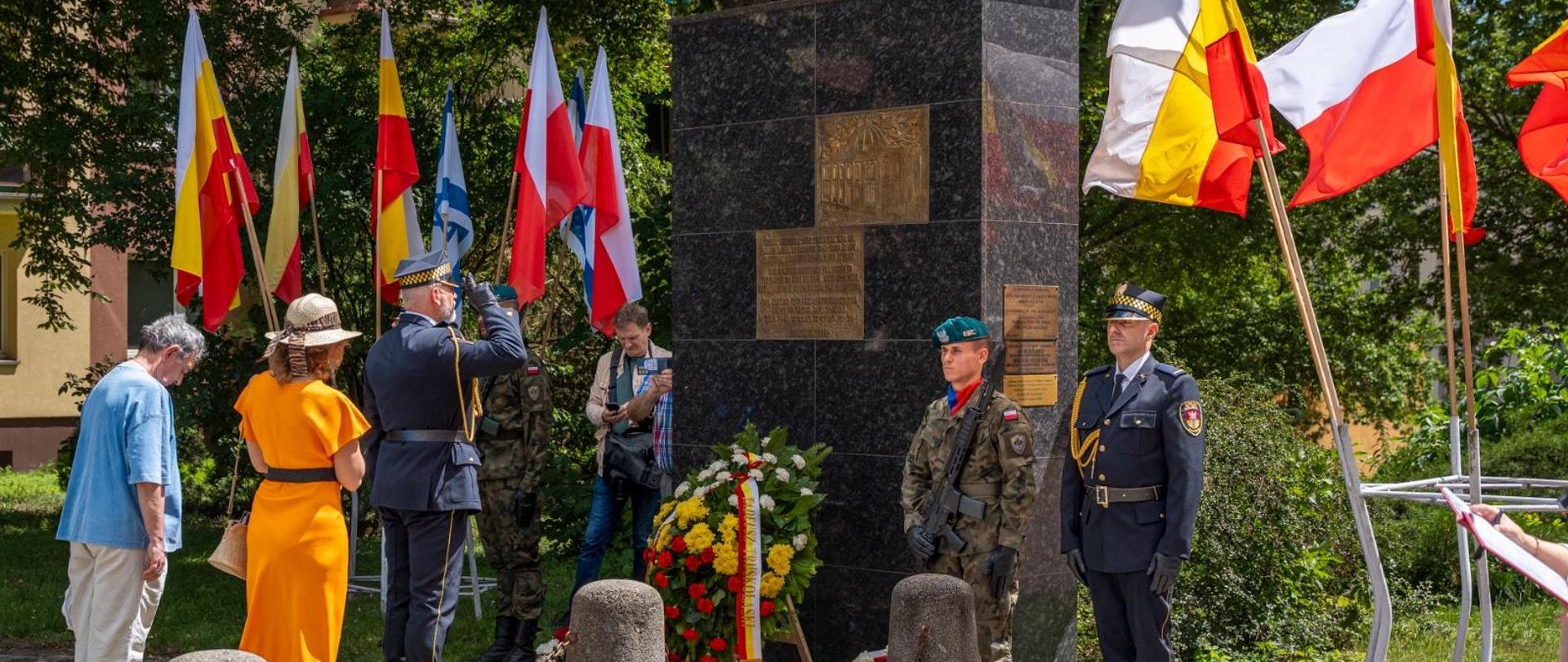 W 85. rocznicę spalenia Wielkiej Synagogi w Białymstoku przedstawiciele władz i instytucji spotkali się pod Pomnikiem-Kopułą dawnej żydowskiej bożnicy, aby uczcić pamięć ofiar. 