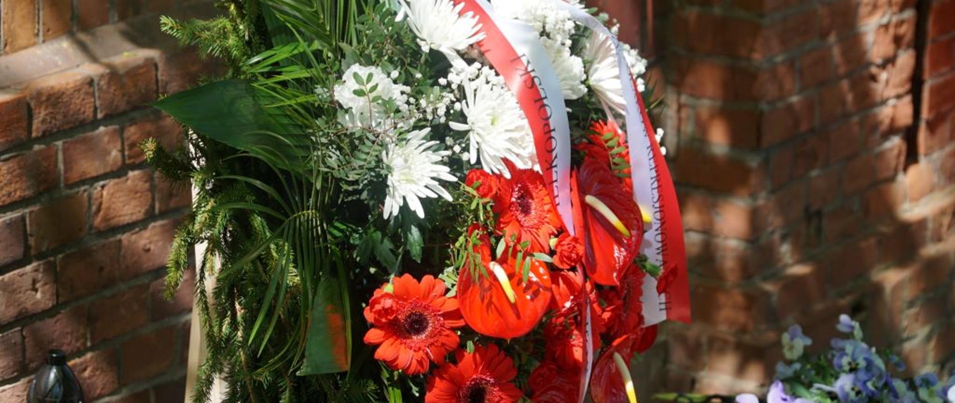 wienic biało czerwony z szarfą 