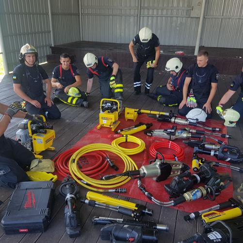 trwają ćwiczenia z zakresu ratownictwa -zapoznanie ze sprzętem