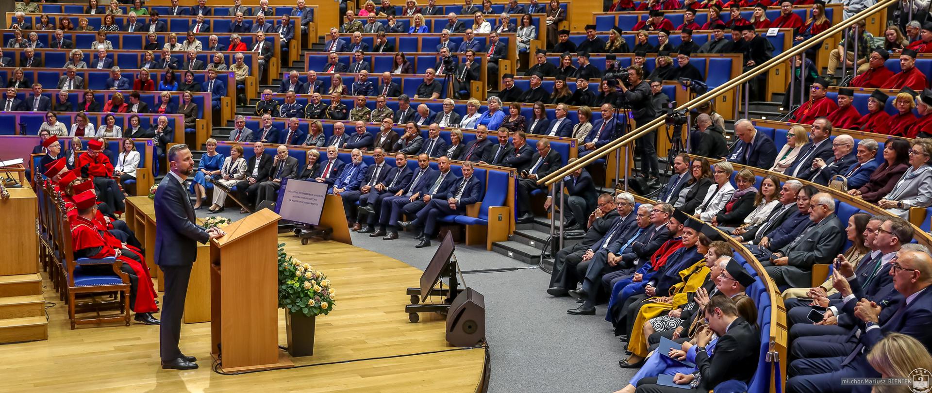1 października 2026 r. w Krakowie wicepremier - minister obrony narodowej Władysław Kosiniak-Kamysz wziął udział w inauguracji 663. roku akademickiego w historii najstarszej polskiej uczelni - Uniwersytetu Jagiellońskiego. Po zakończonej uroczystości podpisany zostanie przez Ministra Obrony Narodowej i Rektora Uniwersytetu Jagiellońskiego list intencyjny, dotyczący wzajemnej współpracy naukowo-badawczej. Fot. mł. chor. Mariusz Bieniek/2KP
