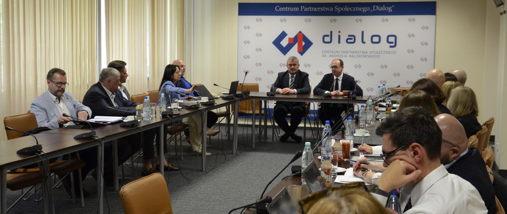 Wiceminister infrastruktury Stanisław Bukowiec oraz wiceminister w Ministerstwie Rodziny, Pracy i Polityki Społecznej Sebastian Gajewski spotkali się w ramach Rady Dialogu Społecznego z przedstawicielami polskiej branży transportowej ze Zrzeszenia Międzynarodowych Przewoźników Drogowych (ZMPD) oraz organizacji pracodawców Transport i Logistyka Polska (TLP). 