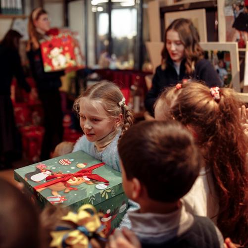 Rozdawanie prezentów dzieciom