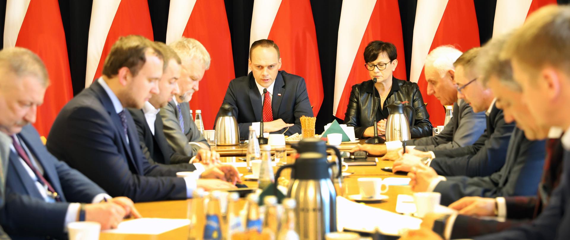 Posiedzenie sztabu kryzysowego w Ministerstwie Infrastruktury