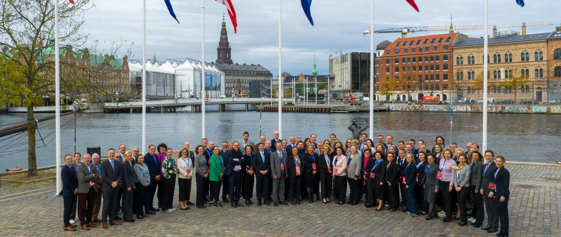 Uczestnicy posiedzenia plenarnego TADEUS pozują do zdjęcia grupowego w Kopenhadze