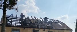 Zdjęcie częściowo spalonego dachu na budynku mieszkalnym