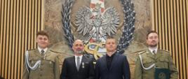 Odznaczony z przedstawicielami Wydziału Współpracy Granicznej Zarządu Granicznego Komendy Głównej Straży Granicznej