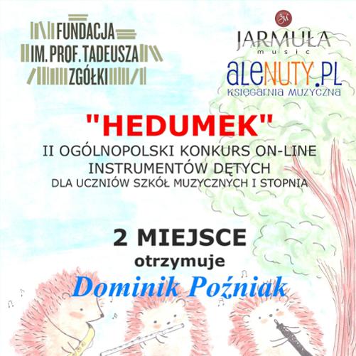 Dyplom przyznany Dominikowi Poźniakowi za zajęcie 2 miejsca w II Ogólnopolskim Konkursie On-line Instrumentów Dętych „HEDUMEK”. Dokument ozdobiony rysunkiem trzech jeży grających na saksofonie, flecie i klarnecie, z podpisami organizatorów i jurorów.
