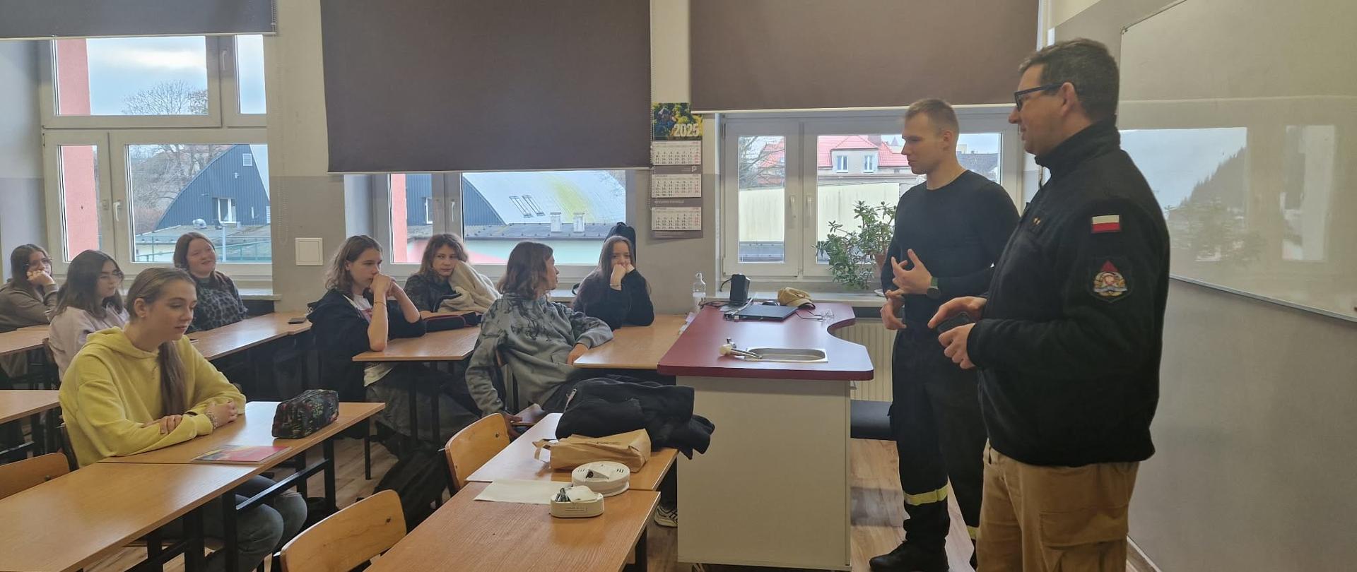 Strażacy podczas prelekcji