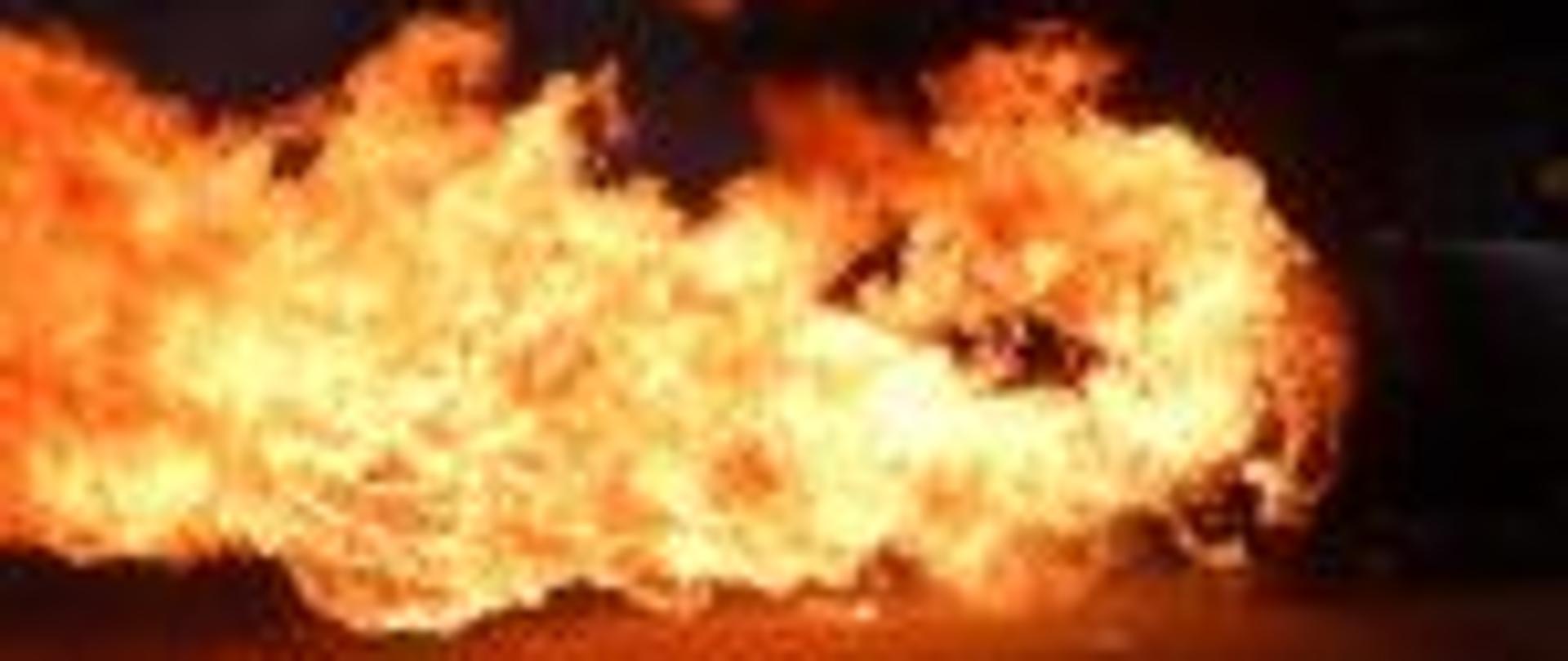 Zdjęcie przestawia podmuch ognia nawiązujący do żywiołu z jakim podczas swojej służby mierzą się strażacy