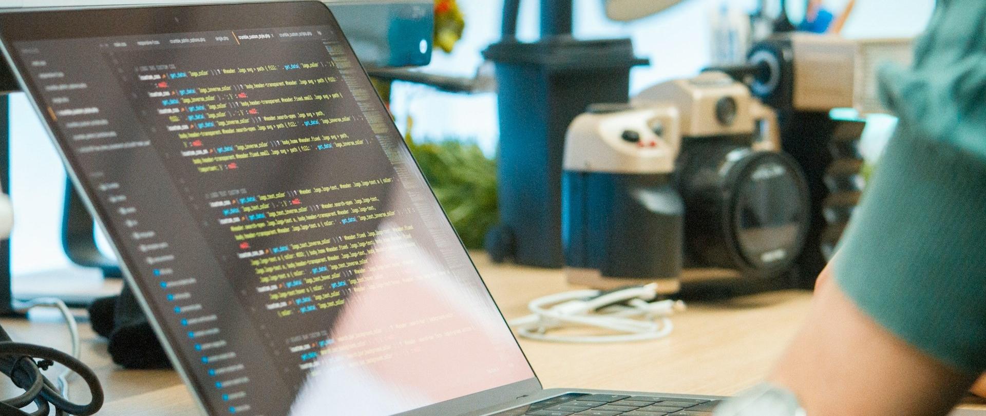 Laptop z otwartym edytorem kodu 