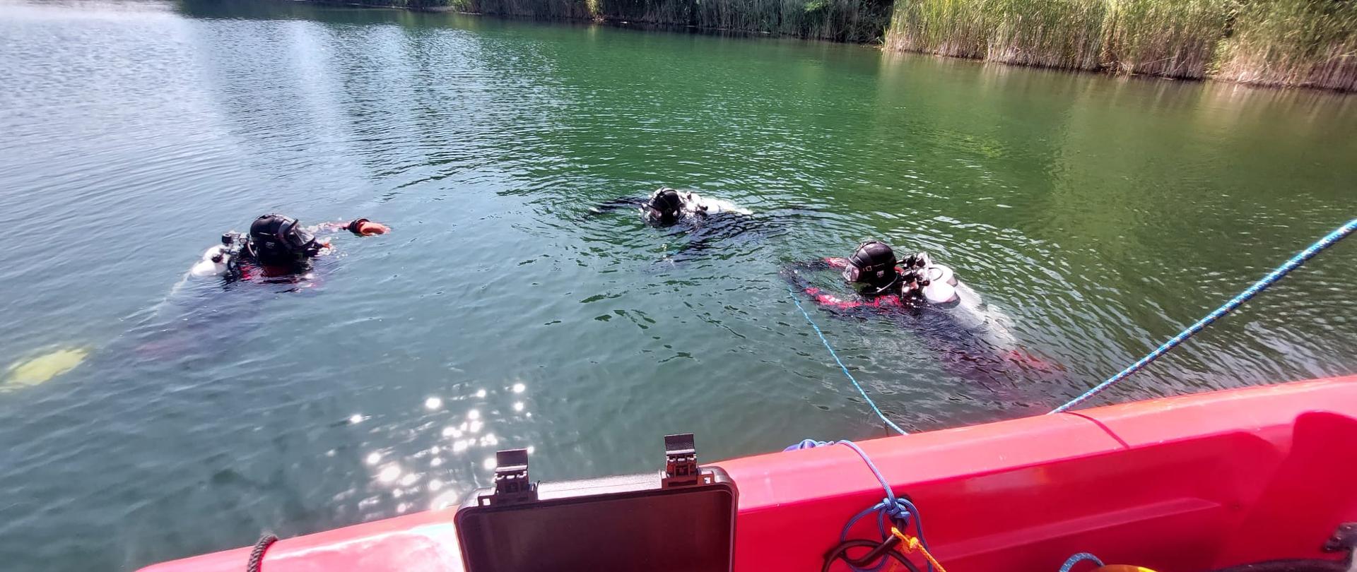 Trzech nurków w wodzie podczas ćwiczeń