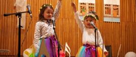 Dwie dziewczynki występujące na scenie ZSM w Krośnie.