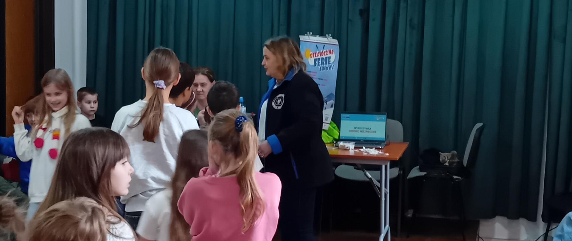 Zajęcia edukacyjne dla dzieci z półkolonii w Dzielnicowym Domu Kultury w Piekarach Śląskich