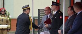 Uroczysty apel z okazji Dnia Strażaka i przekazania samochodów pożarniczych