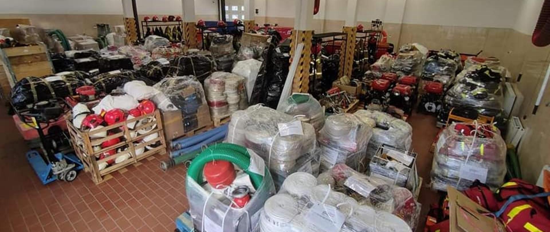 Na zdjęciu widzimy sprzęt zmagazynowany w KP PSP w Tczewie, przed przeładowaniem i wysłaniem do Ukrainy.