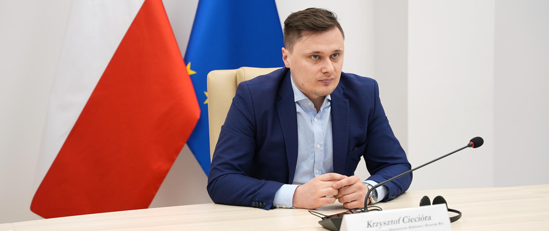 Podsekretarz stanu Krzysztof Ciecióra 7 marca 2022 r. uczestniczył zdalnie w konferencji ministerialnej państw członkowskich Unii Europejskiej „Jedno zdrowie” zorganizowanej przez prezydencję francuską w Radzie UE. Tematem debaty była oporność na środki przeciwdrobnoustrojowe (AMR) i konsekwencje tego zjawiska dla ludzi, zwierząt i środowiska.