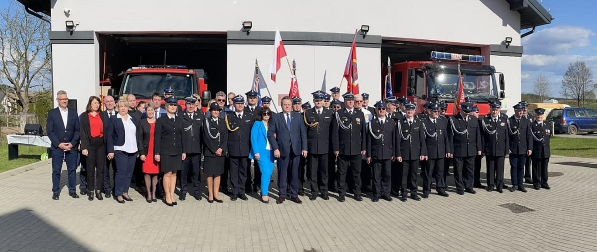 Osoby na głównym zdjęcie przed remizą OSP Nowa Wieś