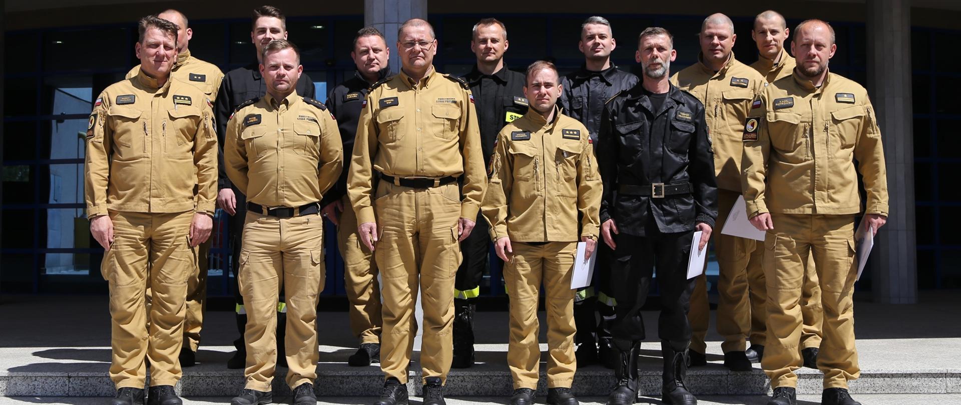 Grupowe zdjęcie uczestników warsztatów (11 funkcjonariuszy PSP) w towarzystwie Zastępcy Komendanta CS PSP oraz Naczelnika Wydziału Nauczania CS PSP