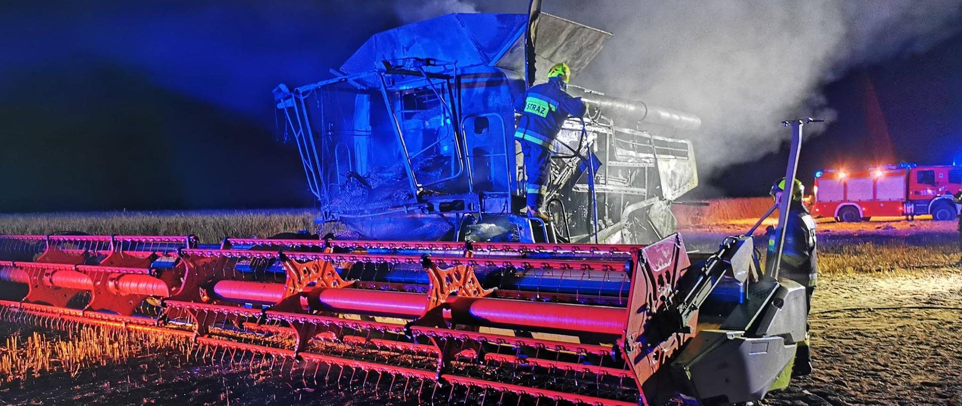 Zdjęcie spalonego kombajnu zbożowego Class