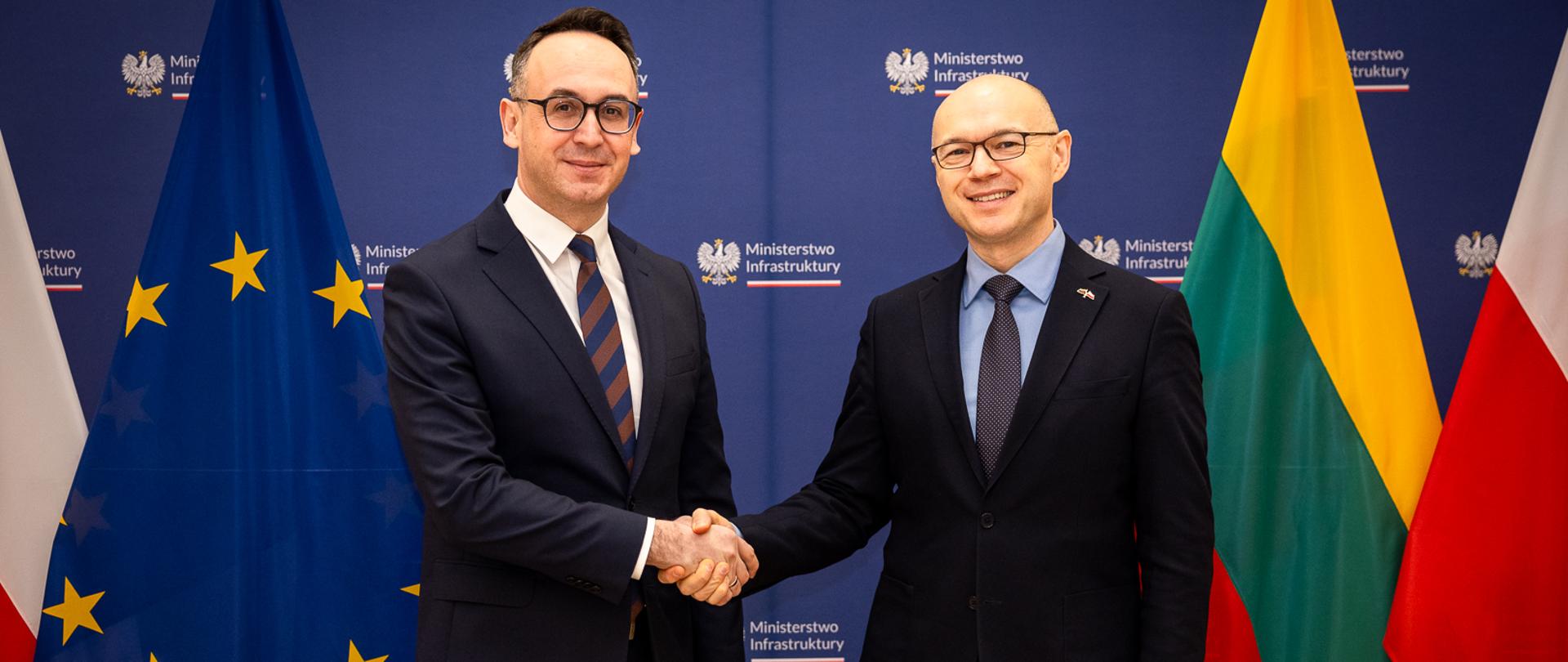 Spotkanie ministra infrastruktury Dariusza Klimczaka z Ministrem Transportu i Komunikacji Republiki Litewskiej Eugenijusem Sabutisem. Było to pierwsze spotkanie z nowo powołanym litewskim ministrem w gabinecie Premiera Gintautasa Paluckasa. W spotkaniu w Warszawie wzięli udział również wiceministrowie infrastruktury Stanisław Bukowiec i Piotr Malepszak.