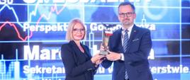 Wiceminister funduszy i polityki regionalnej i Pełnomocnik Rządu ds. CPK Marcin Horała trzyma w rękach nagrodę specjalną tygodnika Wprost w kategorii: Perspektywa Gospodarcza
