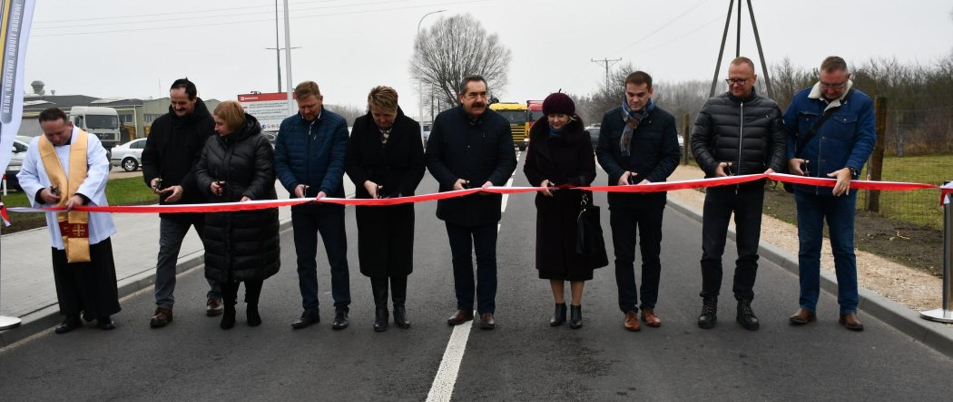 Na zdjęciu widać kobiety i mężczyzn
