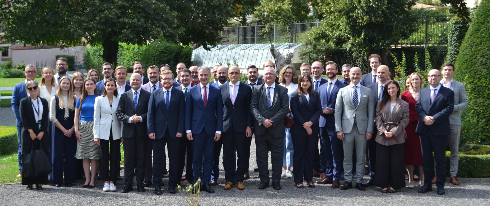 Uczestnicy spotkania przy okrągłym stole