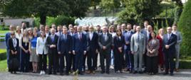 Family photo - uczestnicy spotkania przy okrągłym stole