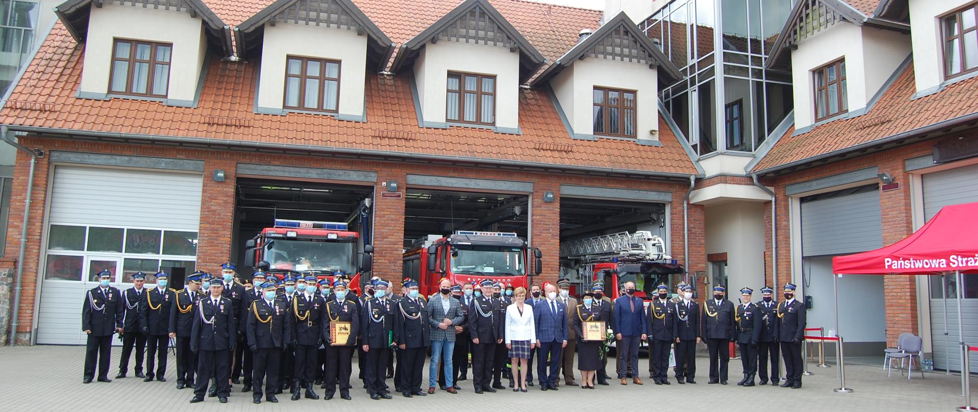 Zdjęcie przedstawia wszystkich uczestników uroczystego apelu z okazji obchodów Dnia Strażaka w Gołdapi