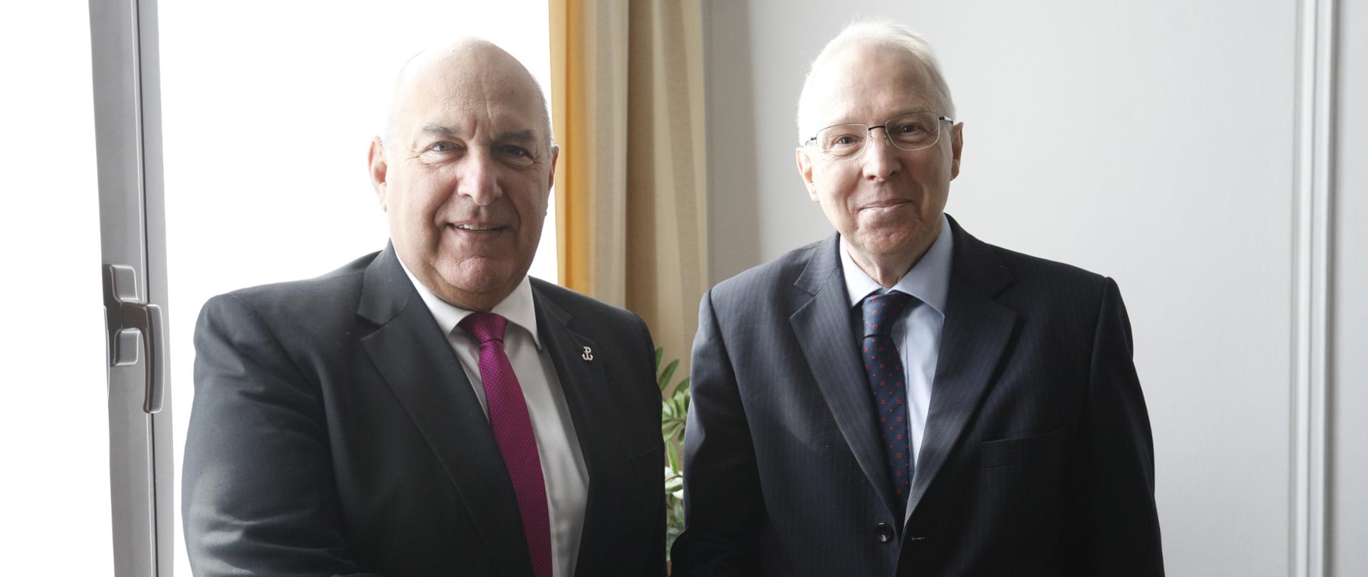 Uśmiechnięty minister finansów T. Kościński i Gubernator Banku Rozwoju Rady Europy Rolf Wenzel