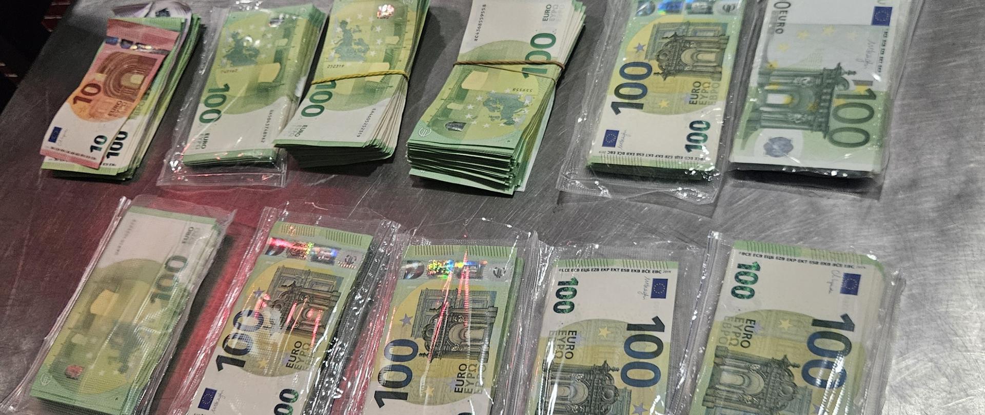 rozłożone pliki banknotów 