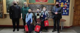 Wręczenie wyróżnień dla młodych bohaterów. Na zdjęciu 3 młodych chłopców, uczniów ZSP2 w Legionowie z dyplomami i wyróżnieniami. Obok od lewej Komendant Powiatowy PSP w Legionowie st. bryg. Radosław Parapura, Dyrektor ZSP2 w Legionowie Dorota Kuchta, po prawej Prezydent Legionowa Roman Smogorzewski. W tle sztandar Placówki z widocznym godłem.