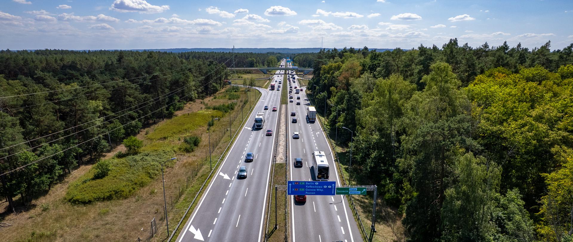 Autostrada przechodząca przez teren leśny