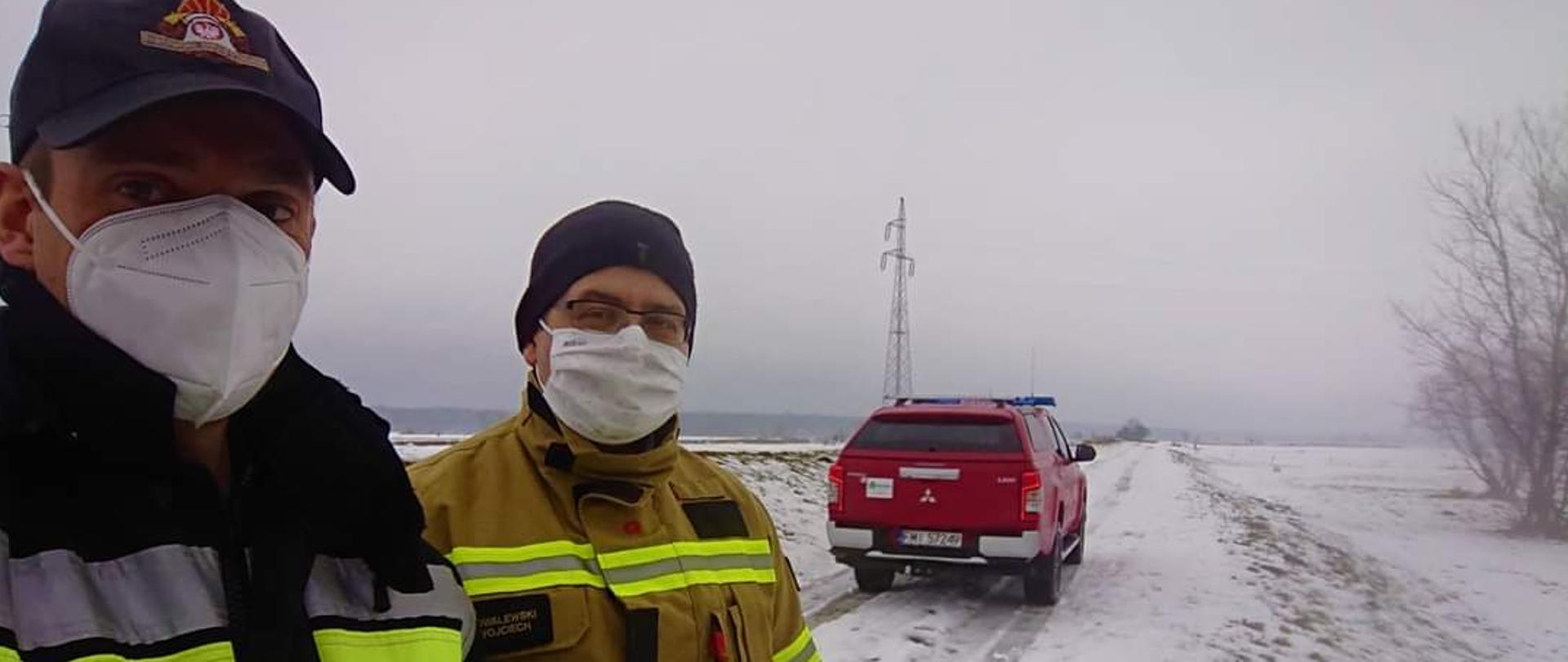 Zdjęcie przedstawia Komendanta Powiatowego PSP w Międzyrzeczu mł. bryg. Mareka Koperwasa oraz zastępcę Burmistrza Skwierzyny Wojciecha Kowalewskiego stojących na wale przeciwpowodziowym. W tle pojazd pożarniczy. 