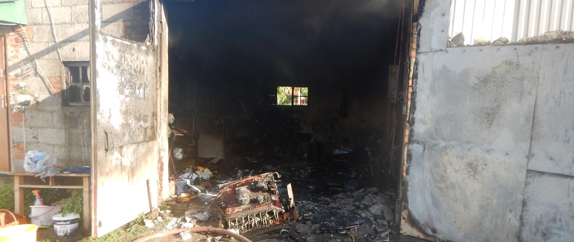 Zdjęcie przedstawia spalone wnętrze garażu.