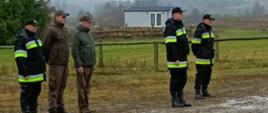 Zdjęcie przedstawia strażaków i leśników podczas odprawy