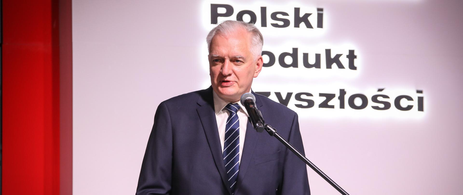 Na zdjęciu za pulpitem stoi wicepremier Jarosław Gowin i przemawia na gali Polski Produkt Przyszłości.