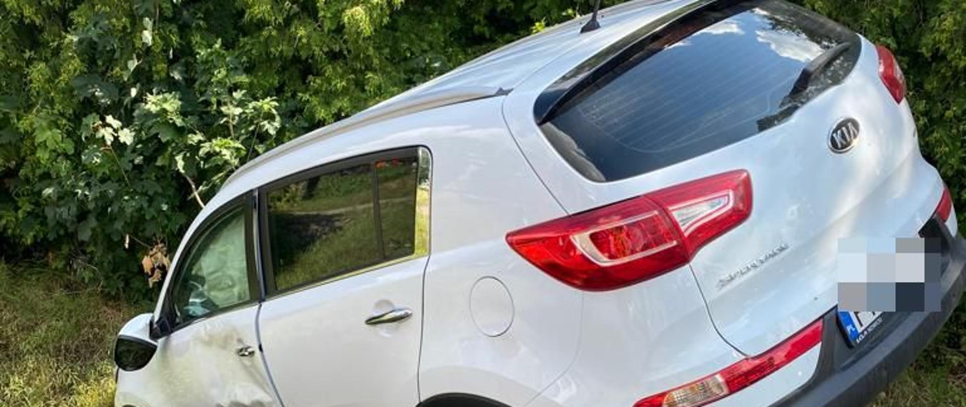 biały samochód przodem w rowie