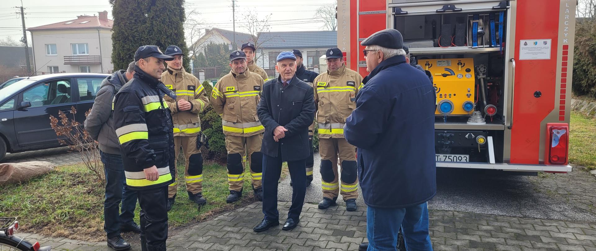 Strażacy OSP i komendanci PSP przed remizą OSP Tychów Stary