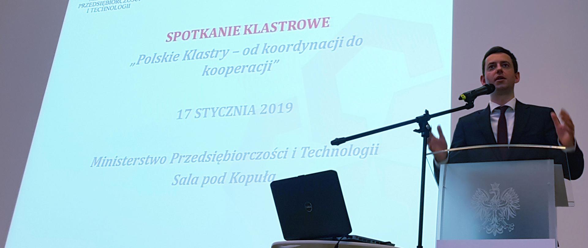 Min. Marcin Ociepa, w tle prezentacja