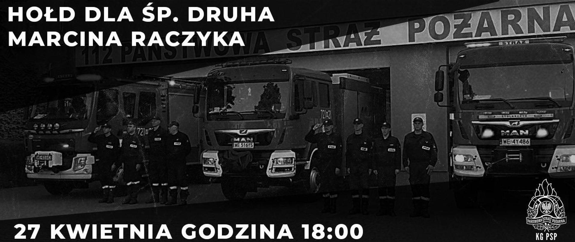 Pojazdy straży pożarnej oraz ustawieni funkcjonariusze oddający hołd zmarłemu. Ustawieni przed jednostką straży pożarnej