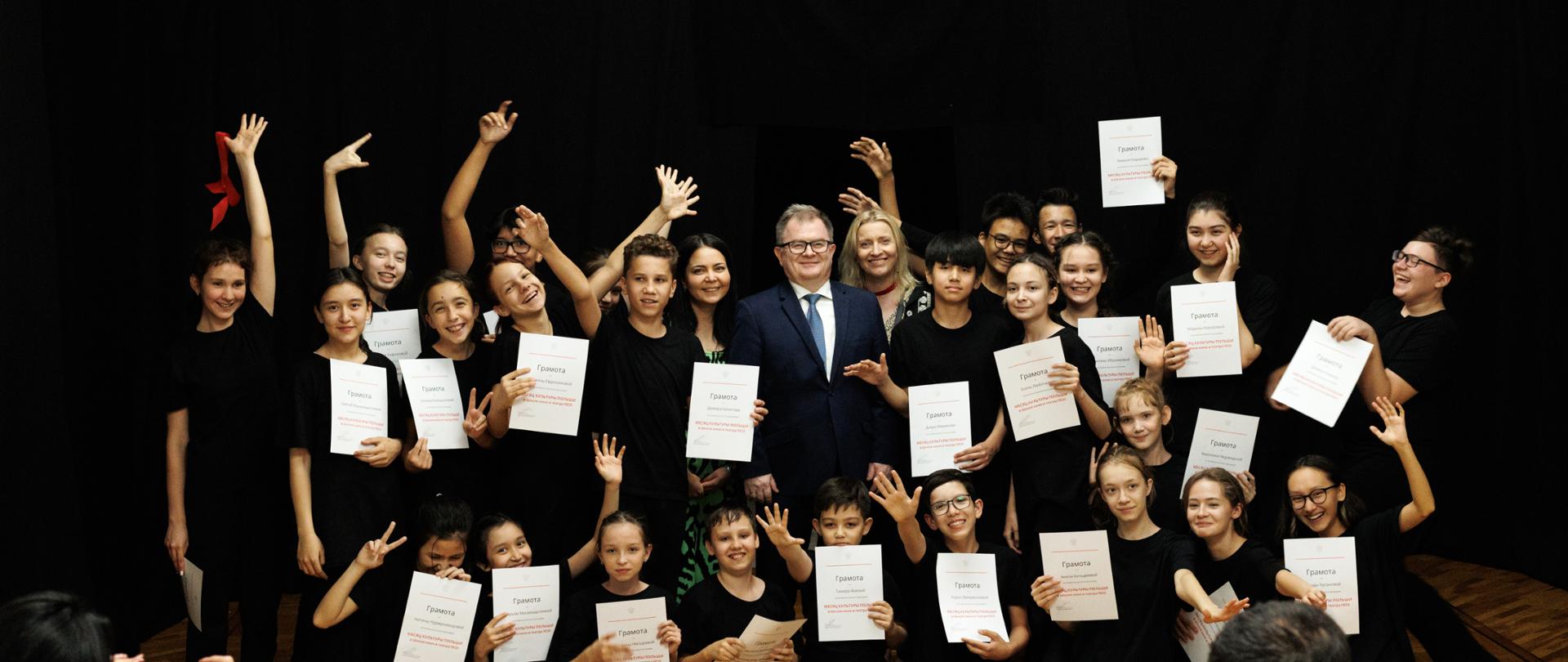 Uroczyste zakończenie miesiąca kultury polskiej w szkole Focus w Taszkencie