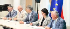 Podpisanie 6 umów dot. budowy i rozbudowy sieci elektroenergetycznych na potrzeby zasilania ogólnodostępnych stacji ładowania dużych mocy w siedzibie NFOŚiGW z przedstawicielami zarządów ENEA Operator, Energa-Operator, PGE Dystrybucja i TAURON Dystrybucja. 