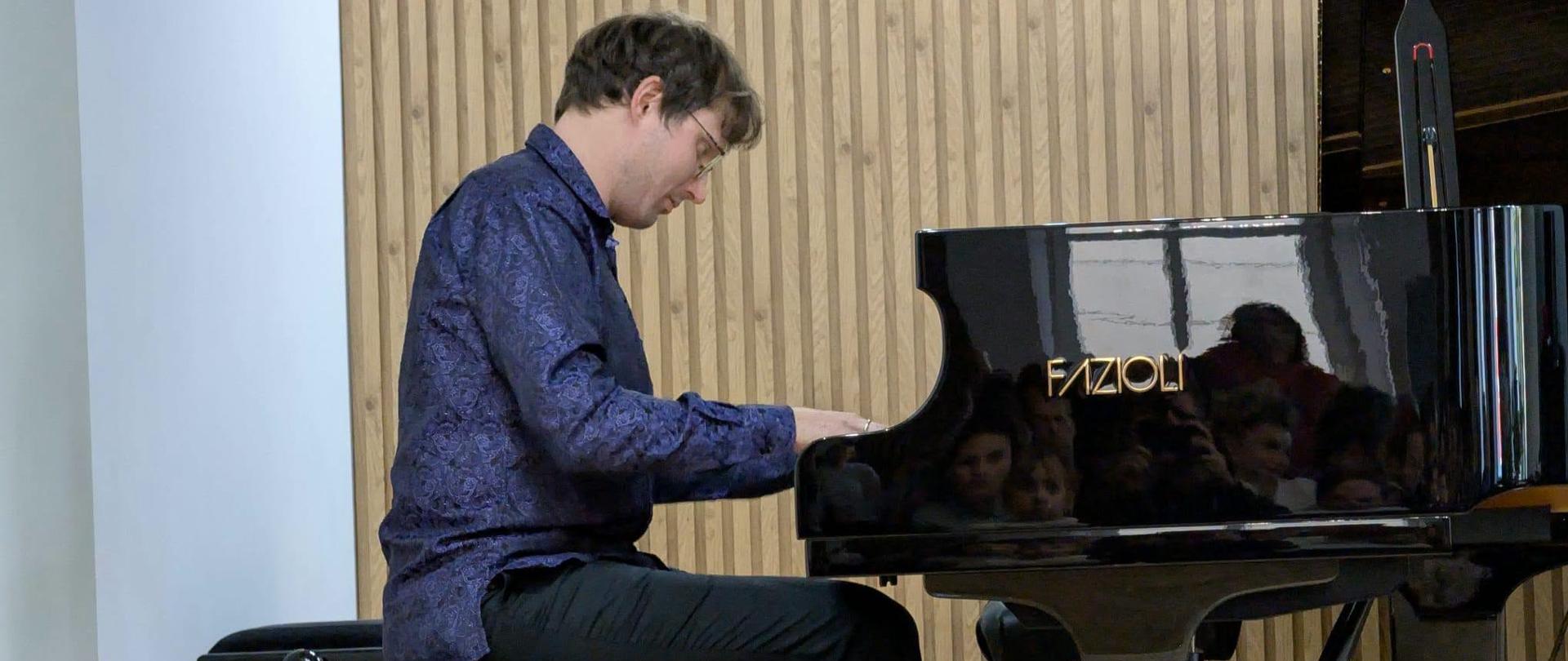 Galeria sześciu zdjęć przedstawiających Krzysztofa Książka podczas recitalu fortepianowego, który odbył się 2 października 2026 roku w Państwowej Szkole Muzycznej I stopnia w Kłodzku.