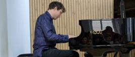 Galeria sześciu zdjęć przedstawiających Krzysztofa Książka podczas recitalu fortepianowego, który odbył się 2 października 2026 roku w Państwowej Szkole Muzycznej I stopnia w Kłodzku.