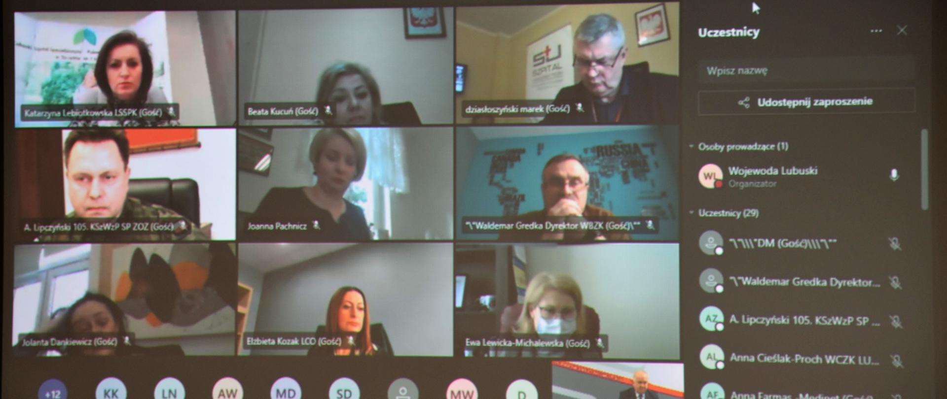 Widok na ekran konferencyjny. Po prawej stronie lista uczestników, w centrum 9 okienek z uczestnikami spotkania, na dole małe okno z wojewodą. 
