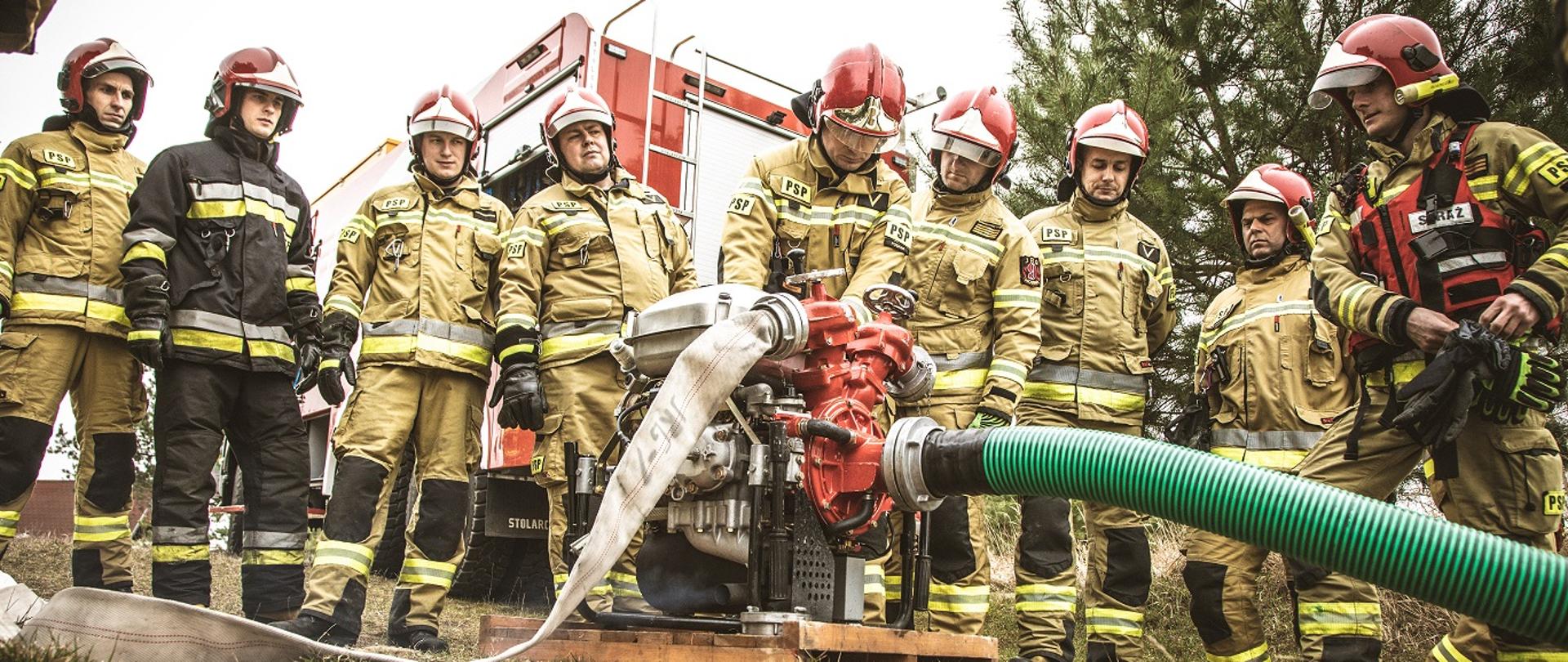 Strażacy podczas szkolenia praktycznego, obsługa motopompy
