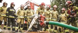 Strażacy podczas szkolenia praktycznego, obsługa motopompy